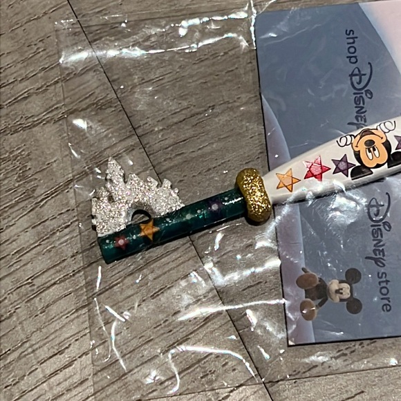 Disney From Our Family To Yours Collectible Key - Picture 2 of 4